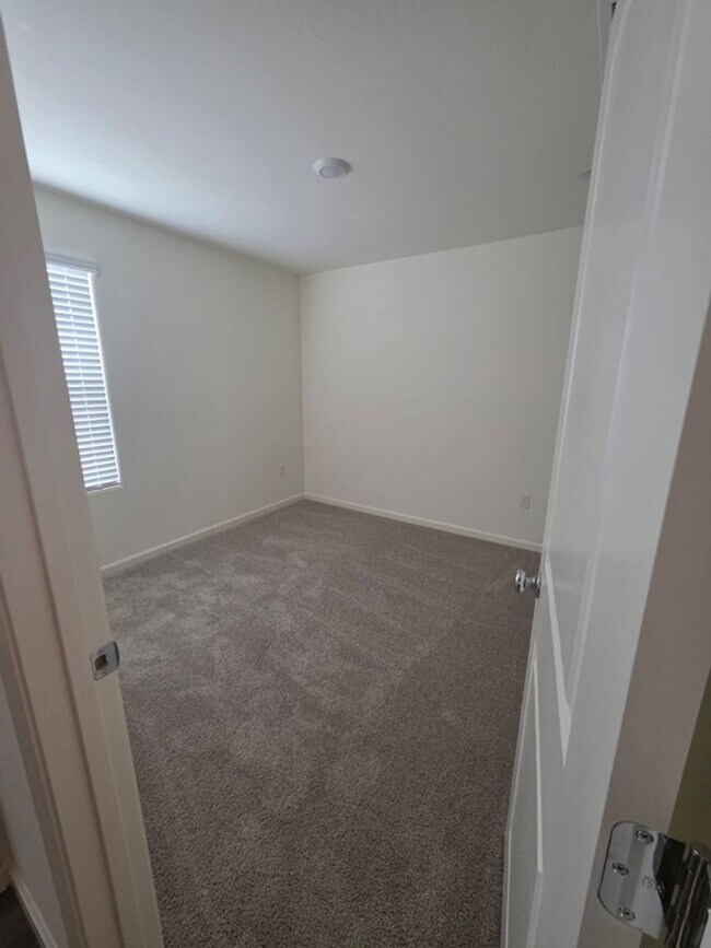 Building Photo - Spacious, beautiful and ready to be occupied!