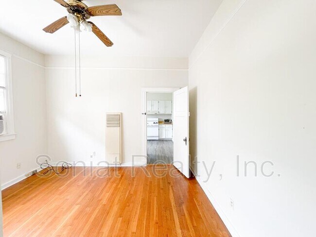 Building Photo - 3933 Prytania St