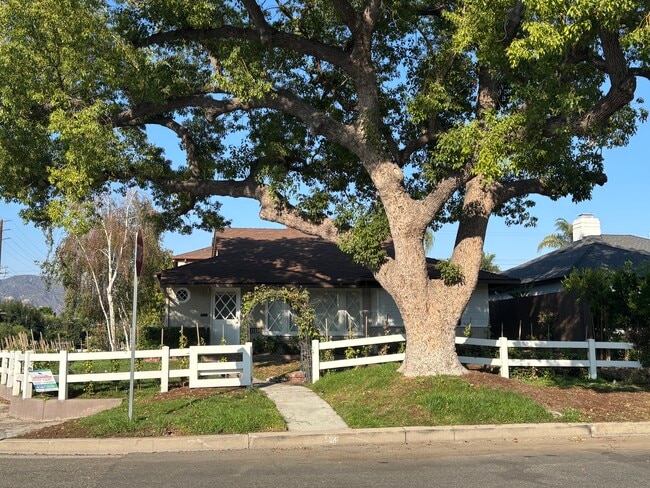 Building Photo - 400 S Lamer St
