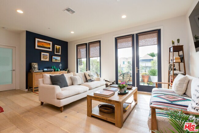 Foto del edificio - 4240 Laurel Canyon Blvd