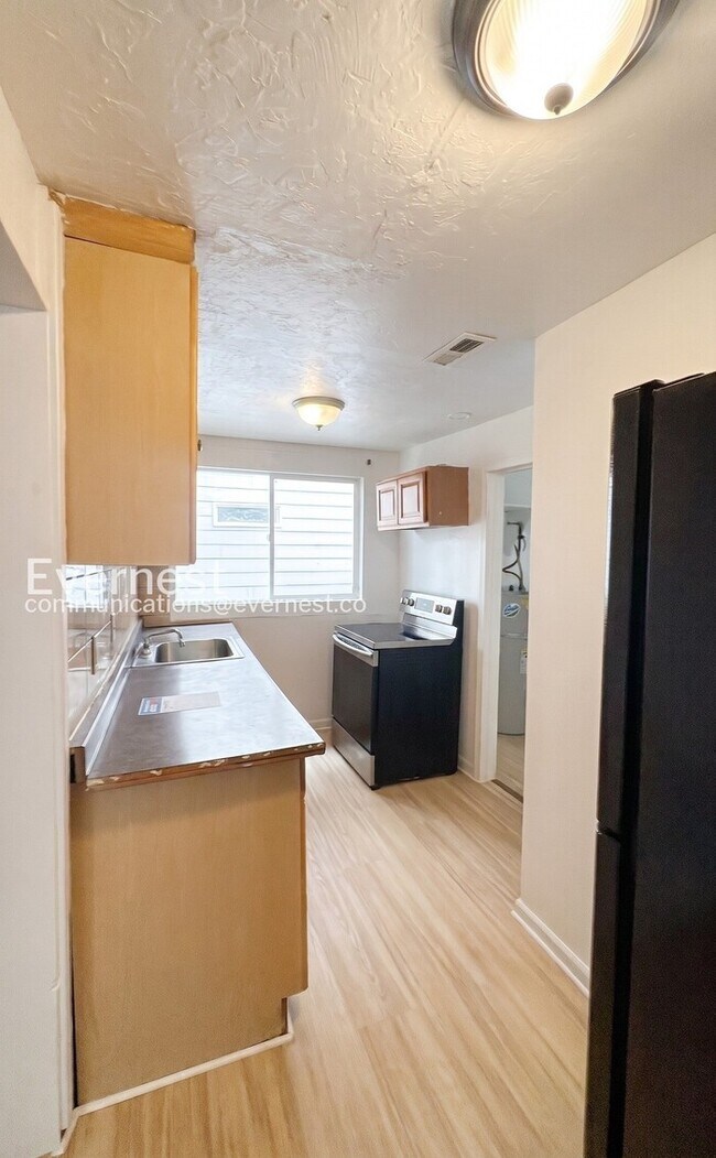 Foto del edificio - 2-Bed/2-Bath Charming Home with Fenced Yard/Available Now!