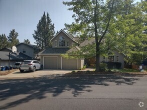 Building Photo - 2937 NE Lotno Dr