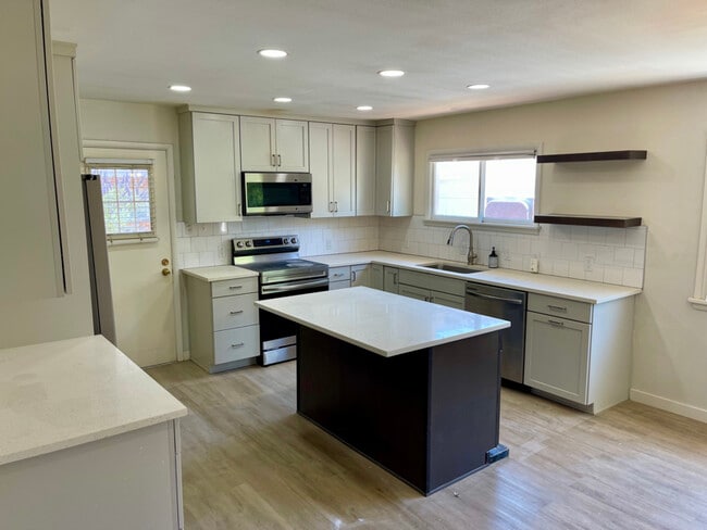 Building Photo - 320 S 400 E