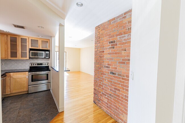 Building Photo - 96 Gainsborough St