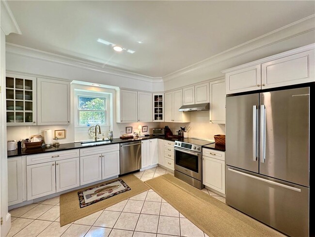 Building Photo - 553 Bellevue Ave
