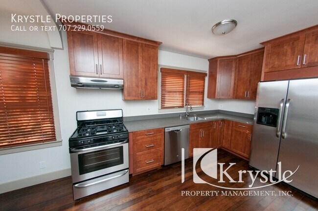 Building Photo - Wonderfully updated home w/ eat in kitchen...