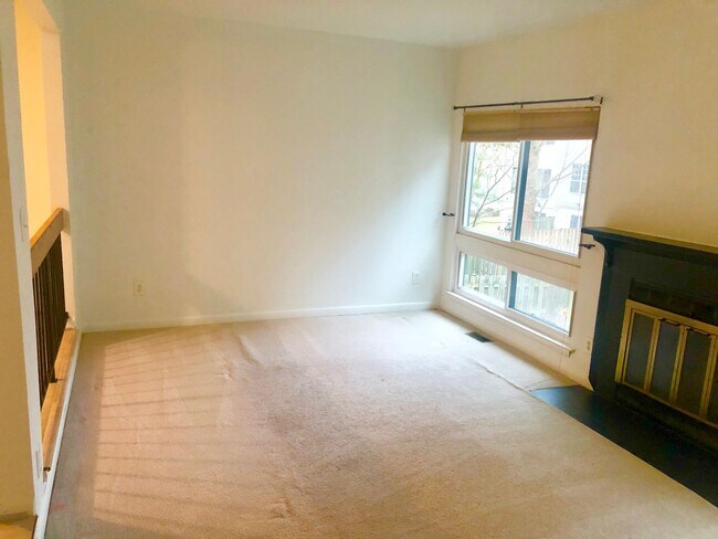 Foto del edificio - Cozy 3 BR/3.5 BA Townhome in Greenbelt!