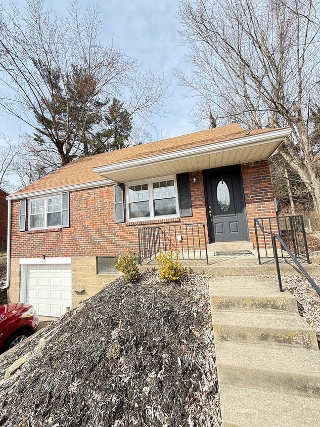 Primary Photo - Charming 2 or 3 Bedroom House in Penn Hill...