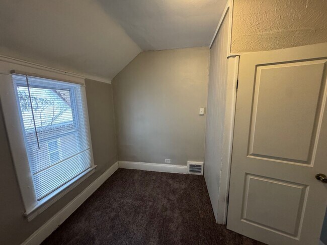 Building Photo - 2841 E 127th St