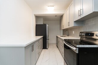 Building Photo - 5 Mallory Gardens