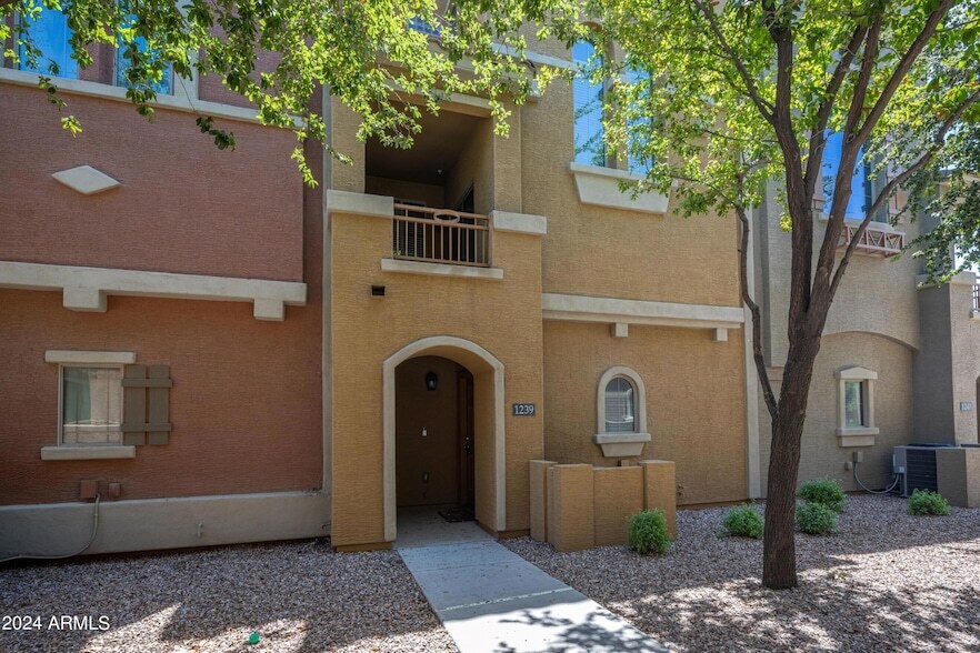 Foto principal - 240 W Juniper Ave