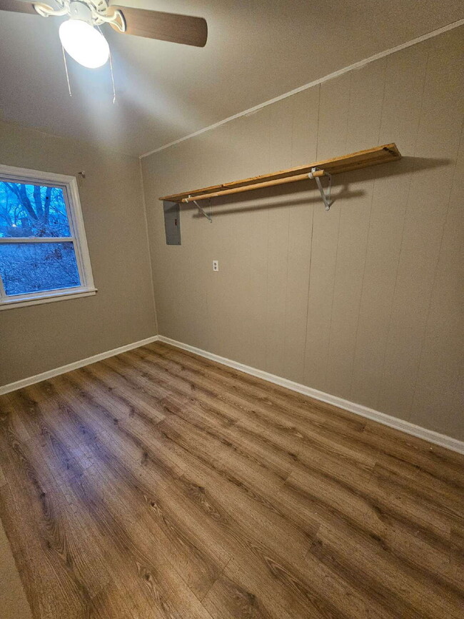 Building Photo - 4 BEDROOM RANCH with BIG YARD