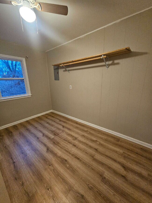 Foto del edificio - 4 BEDROOM RANCH with BIG YARD