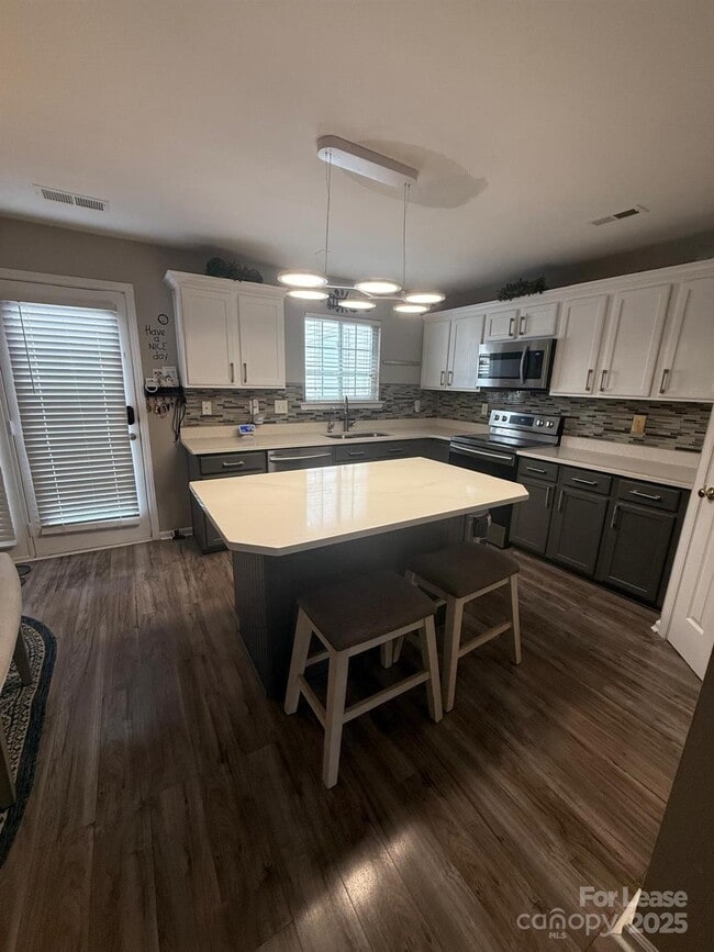 Building Photo - 18506 Oakhurst Blvd