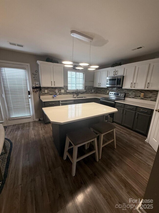 Foto del edificio - 18506 Oakhurst Blvd