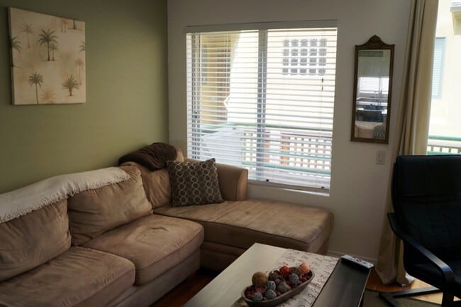 Building Photo - 3 Bed 2.5 Bath in Pacific Beach with laundry and garage!