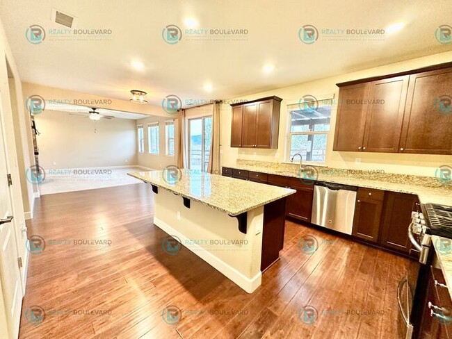 Foto del edificio - 1/2 Month Free! Spacious 4-Bedroom Gem in ...