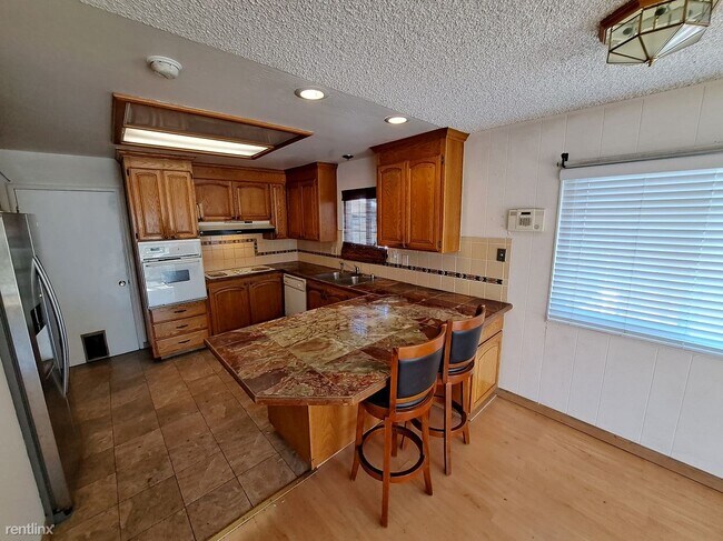 Foto del edificio - Room for Rent, 1 bath House - 5517 Fiesta ...