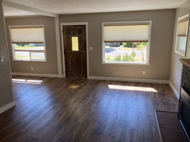 Foto del edificio - Cozy Three Bedroom Home in South Salem
