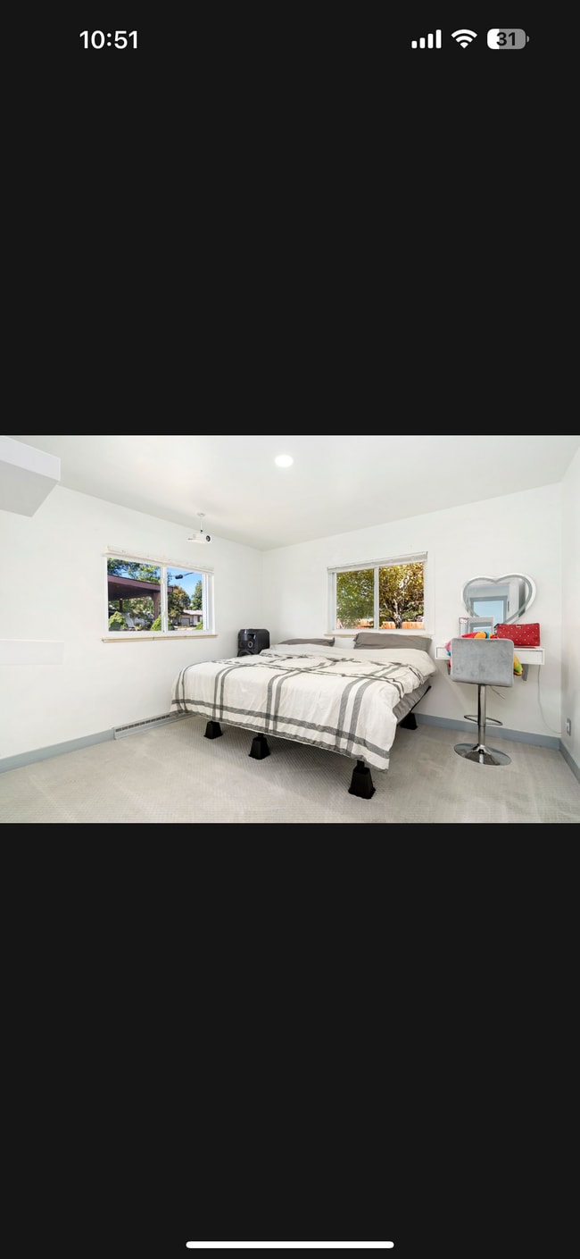 Foto del edificio - 3037 Lakeside Dr
