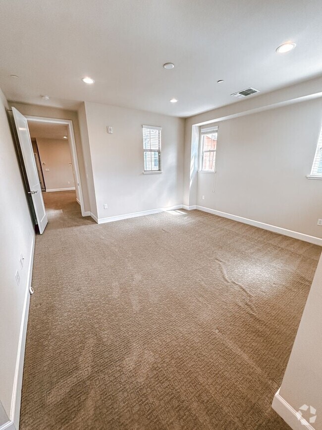 Building Photo - 584 Sandalwood Dr