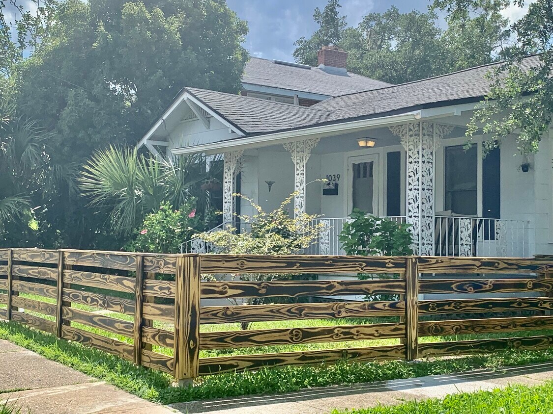 Foto principal - 1039 Riviera St