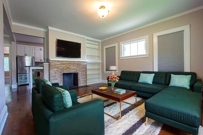 Foto del edificio - Adorable Brick 4 Bedroom Ranch with Finish...
