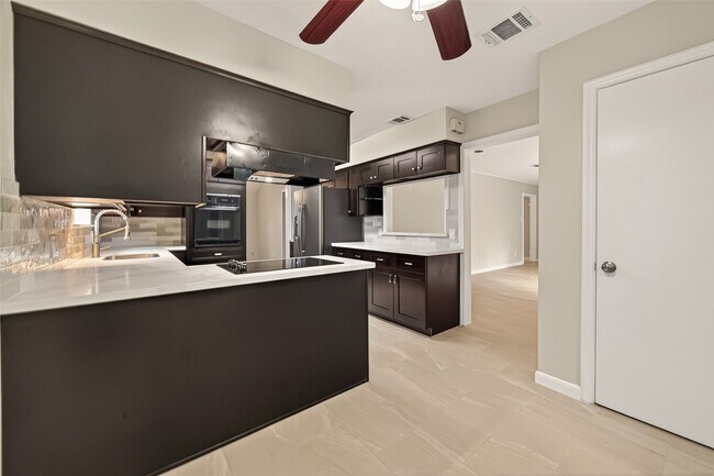 Foto del edificio - 5211 Hummingbird St