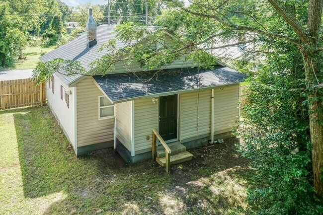 Building Photo - Two Bedroom Home!