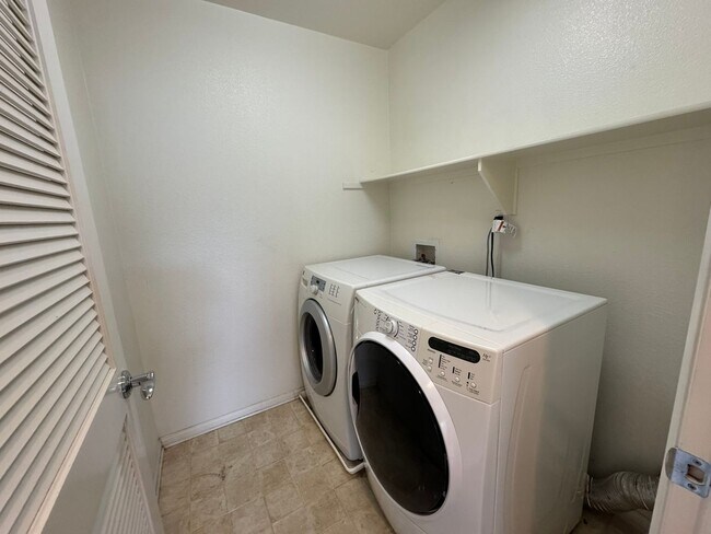 Foto del edificio - Sleek 2-Bed with a Den/Office + Flex Corner Condo with Attached Tandem Garage