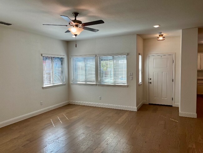 Building Photo - 593 Concho St