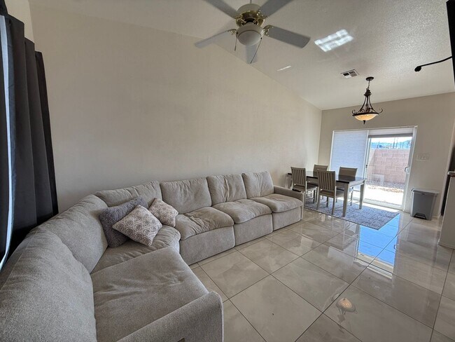 Foto del edificio - Yuma Meadows Townhouse - Furnished / Unfurnished