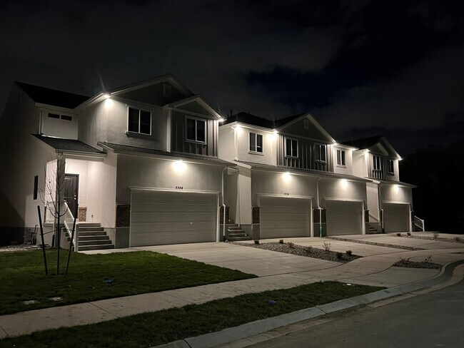 Foto del edificio - BEAUTIFUL RECENTLY BUILT TOWNHOMES FOR REN...