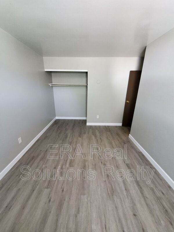 Foto del edificio - 3294-3298 E 5th Ave