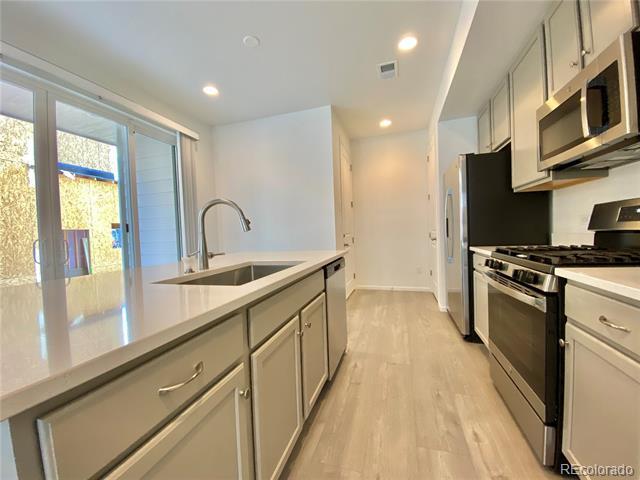 Building Photo - 571 S Pitkin Ct