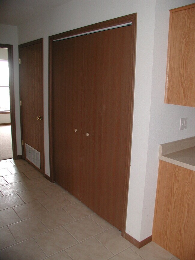 Pasillo con puertas de horno y lavadora-secadora - 1022 Augusta Ln