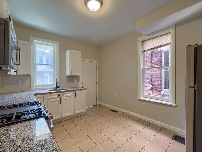 Foto del edificio - Newly Renovated 4 Bedroom Home with Parkin...