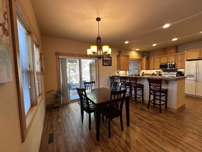 Foto del edificio - 2737 NW Skyliners Rd