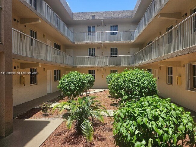 Foto del edificio - 6155 NW 186th St