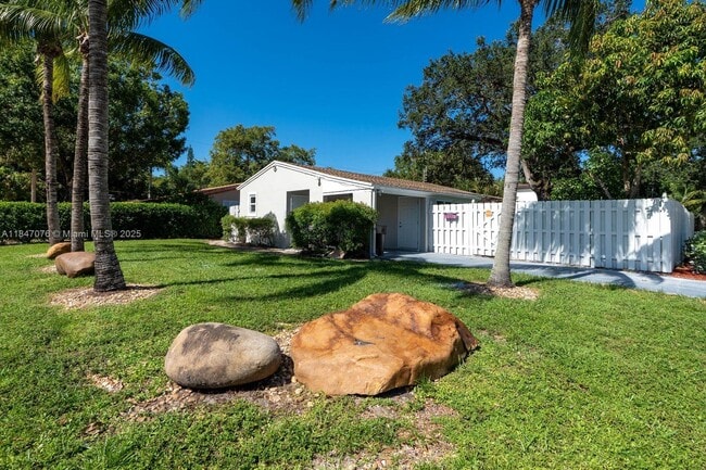 Building Photo - 1121 SW 18th Ct