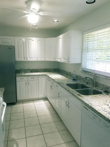 Building Photo - 181 NE Wavecrest Way