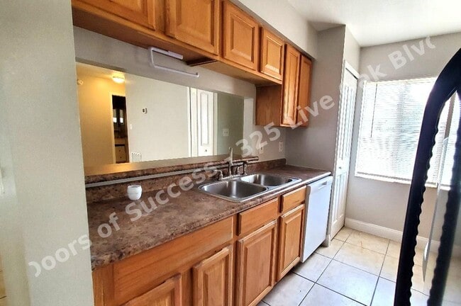 Foto del edificio - 325 Live Oak Blvd
