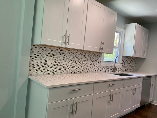 Building Photo - 571 Westmeath Dr SW