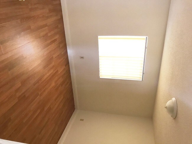 Foto del edificio - 1047 W 8th St