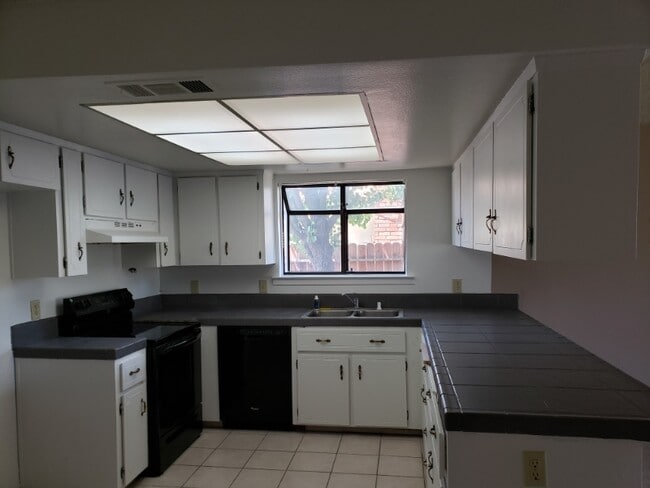 Building Photo - 1477 Hampton Way