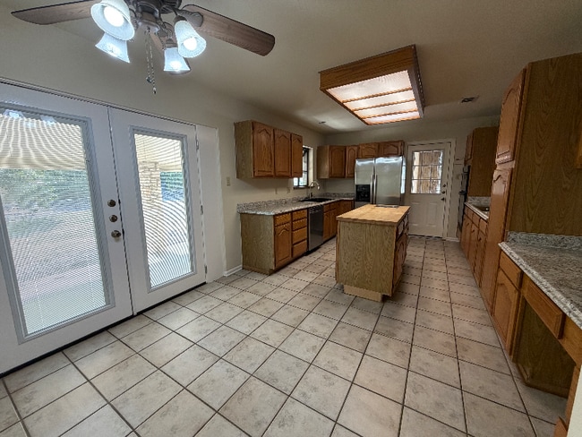 Building Photo - 1236 E Live Oak Rd