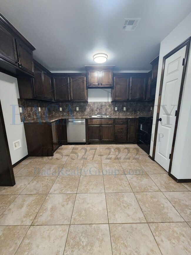 Foto del edificio - Move in Special!! 3BR 2BA duplex with 2 ca...
