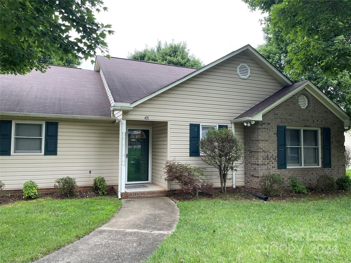 Primary Photo - 401 Hidden Creek Cir