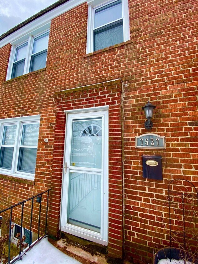 Primary Photo - Gorgeous Updated 3-bedroom Dundalk Townhom...