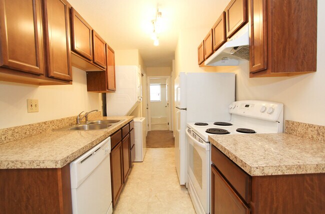 Cocina, salón, baño y dormitorio - 1349 Royalty Ct